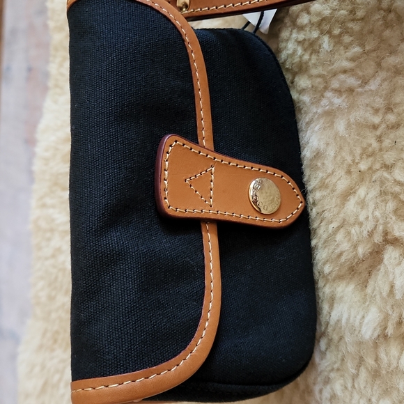Adorable Dooney & Bourke Black Wristlet - Picture 2 of 12